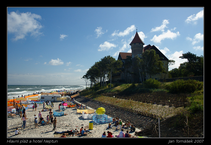 Hlavní pláž a hotel Neptun