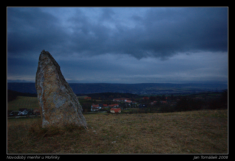 Novodobý menhir u Mořinky