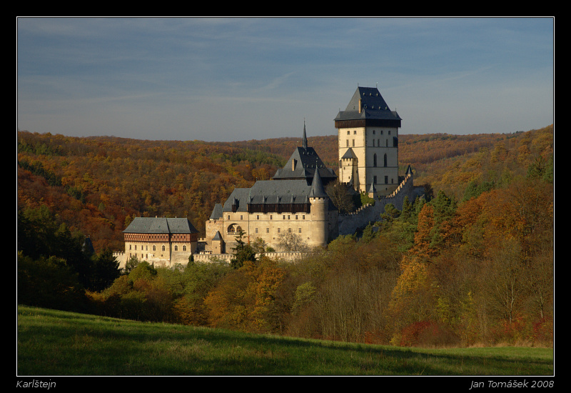 Karlštejn z louky u Křížku